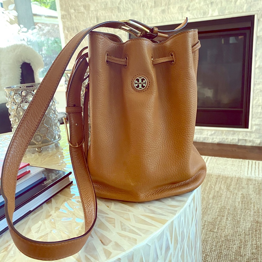 Tory Burch bucket bag in Bark.
